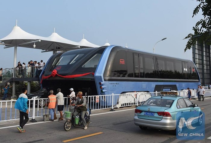China demonstra seu sistema inovador de ônibus elevado