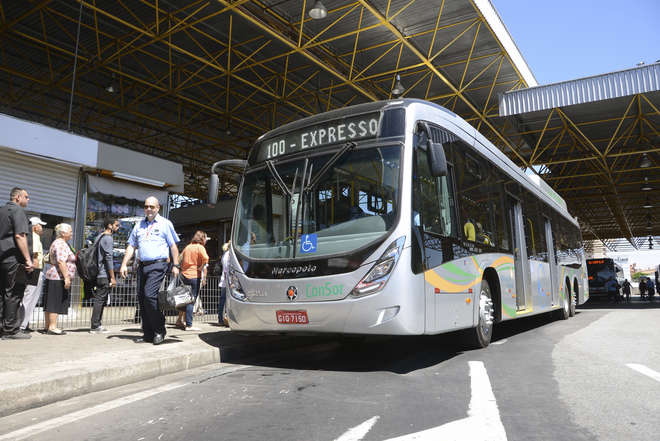 Ônibus movido a gás natural é testado no Brasil
