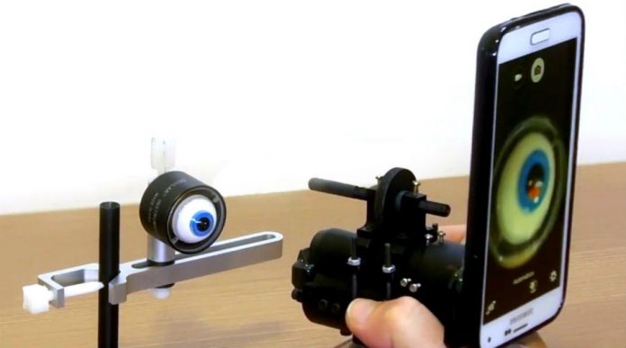 Brasileiros criam equipamento que permite realizar exames oculares usando Smartphone