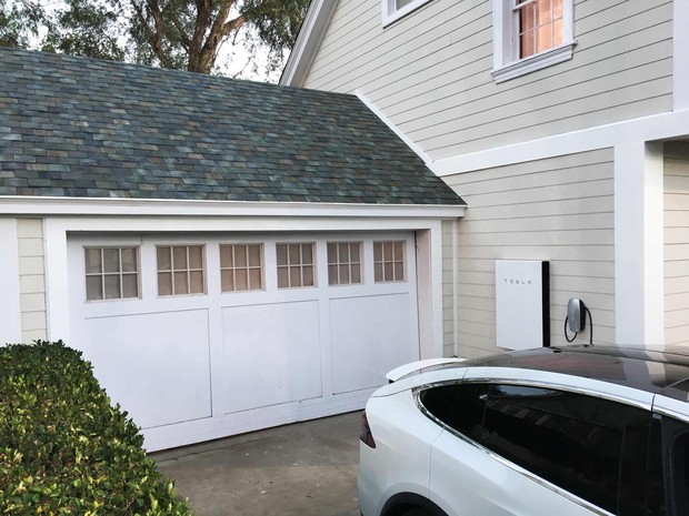 Tesla exibe telhado que capta energia solar e bateria para casa