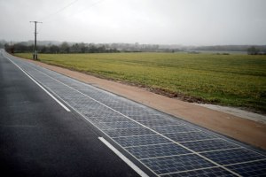 França inaugura trecho de estrada pavimentada com painéis solares