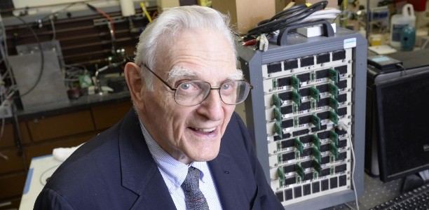 Inventor de 94 anos desenvolve nova bateria que pode armazenar 3 vezes mais energia do que as de Íons de Lítio