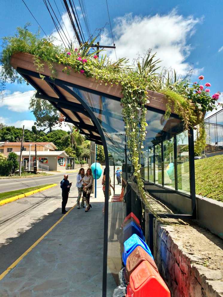 Ponto de ônibus com teto verde que produz energia solar é instalado em Caxias do Sul