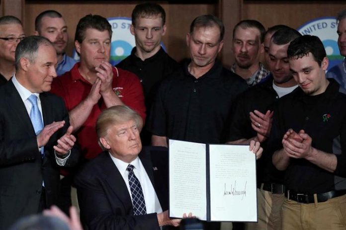 Trump assina decreto para impulsionar petróleo, carvão e gás natural