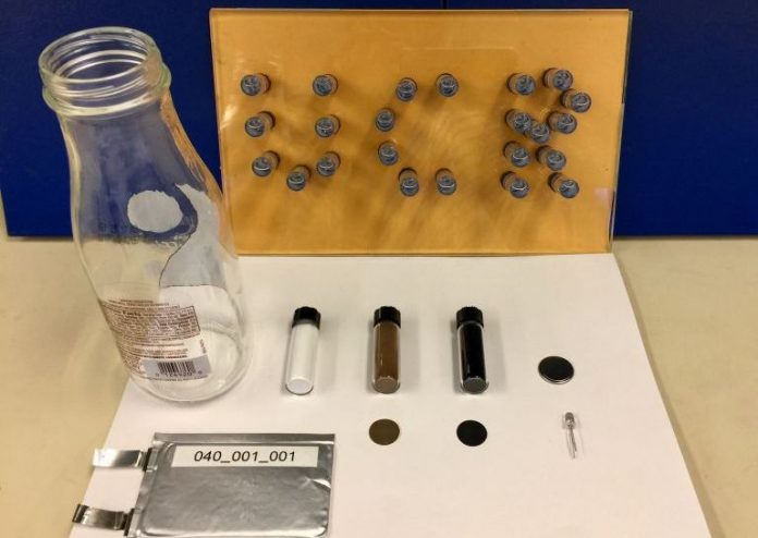 Cientistas criam bateria incrivelmente eficiente com garrafas de vidro usadas