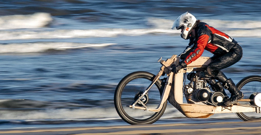 Holandês cria uma motocicleta de madeira movida a algas