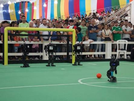 Robôs aprendem a jogar futebol ao imitar humanos