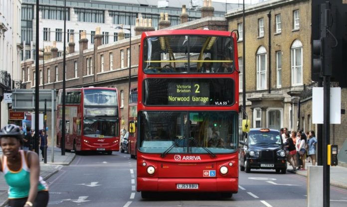 Ônibus de Londres trocam diesel para um biocombustível à base de café