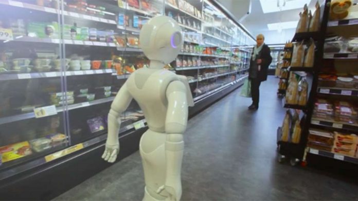 Loja “contrata” robô para ajudar os clientes, mas o “despede” porque ele assustou as pessoas