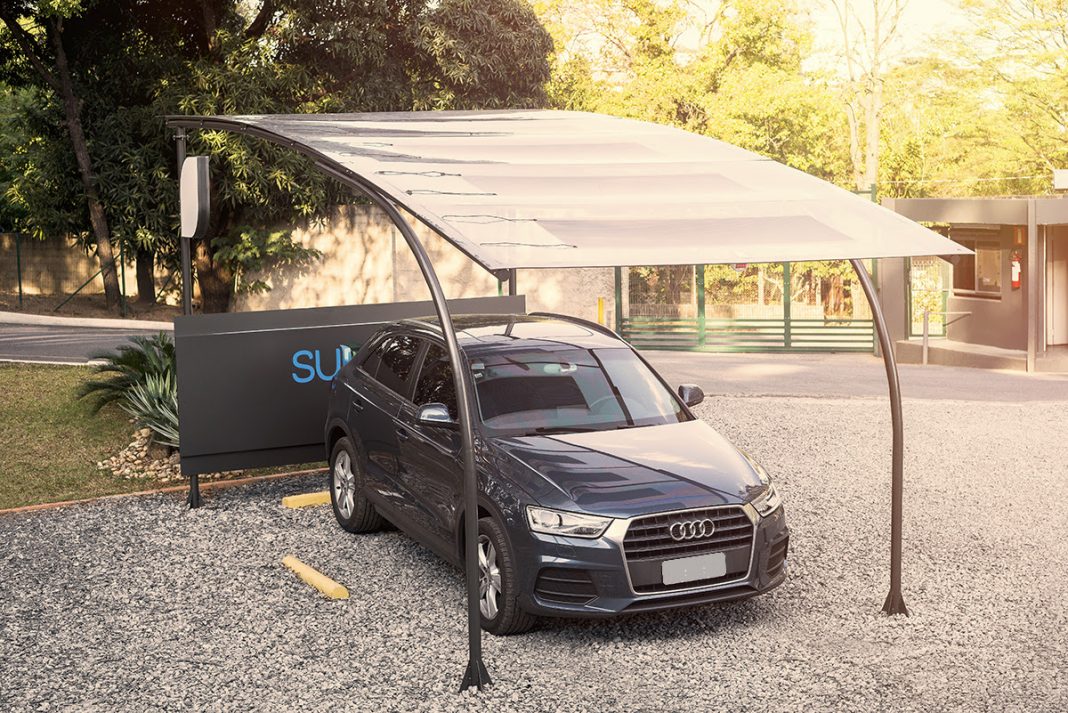 Estacionamento solar inovador para carregar veículos elétricos é criado por empresa mineira