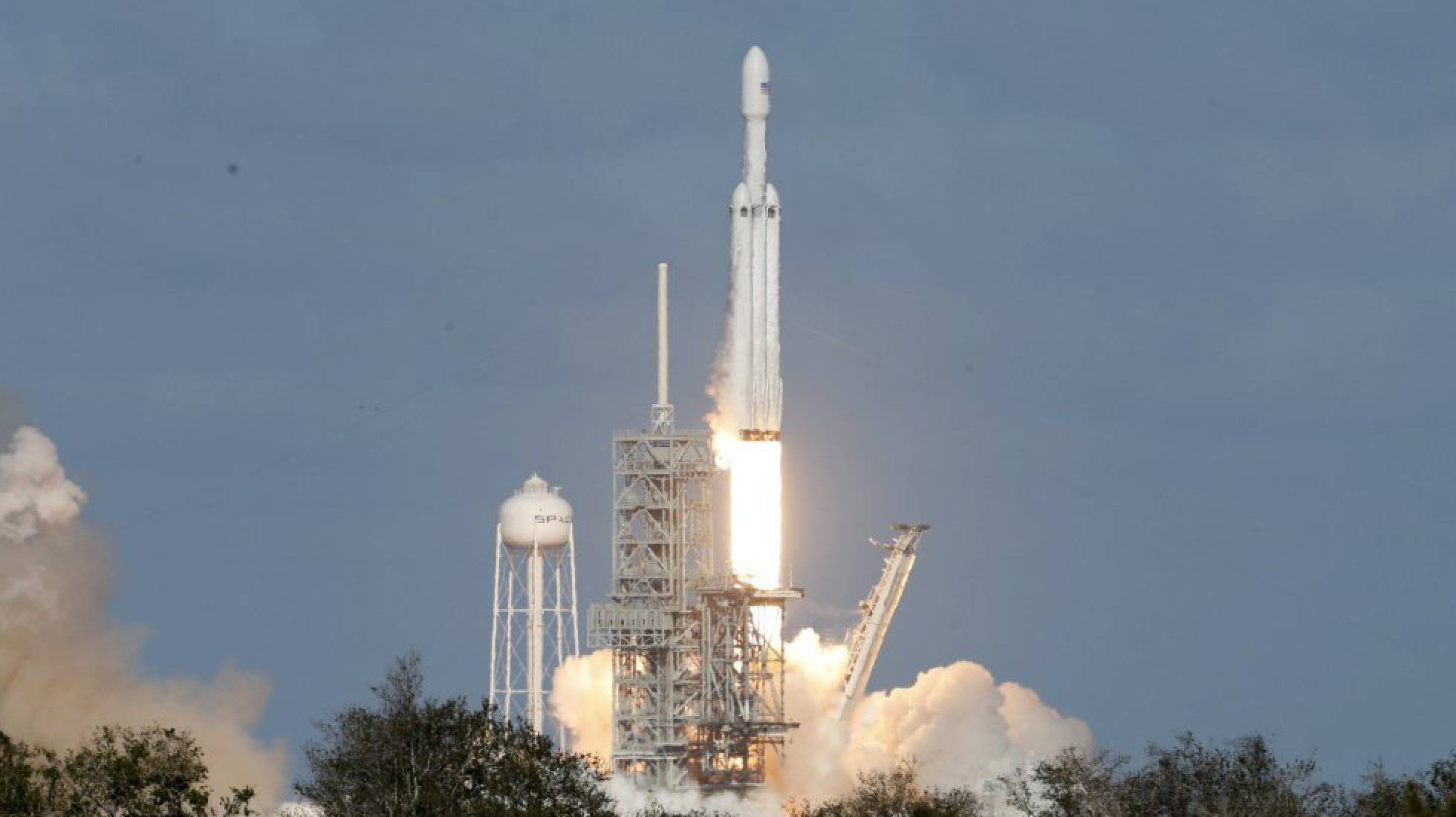 SpaceX lança foguete Falcon Heavy