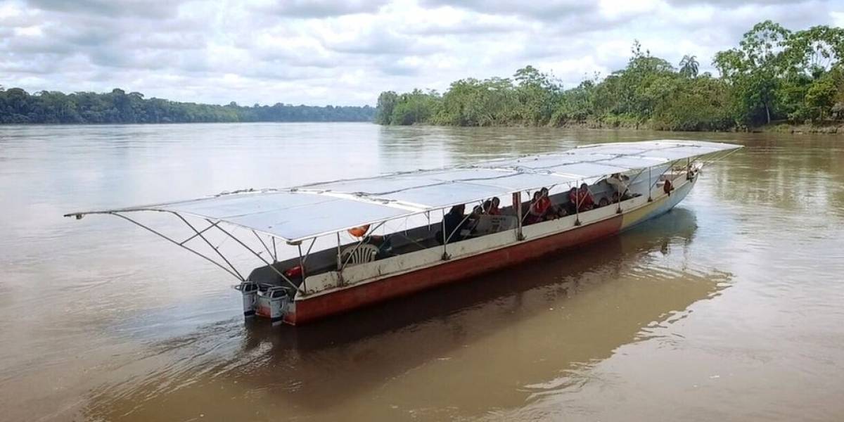 A canoa solar que ajuda comunidades a navegar sem gasolina na Amazônia