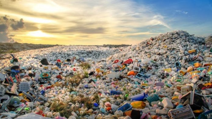 Plásticos que se autodestroem: o futuro dos polímeros