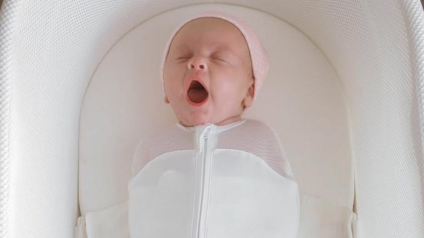 Neste berço robótico, os bebês sentirão que ainda estão no útero