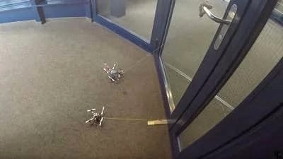 Conjunto de drones é capaz de abrir portas até 40 vezes mais pesadas que eles