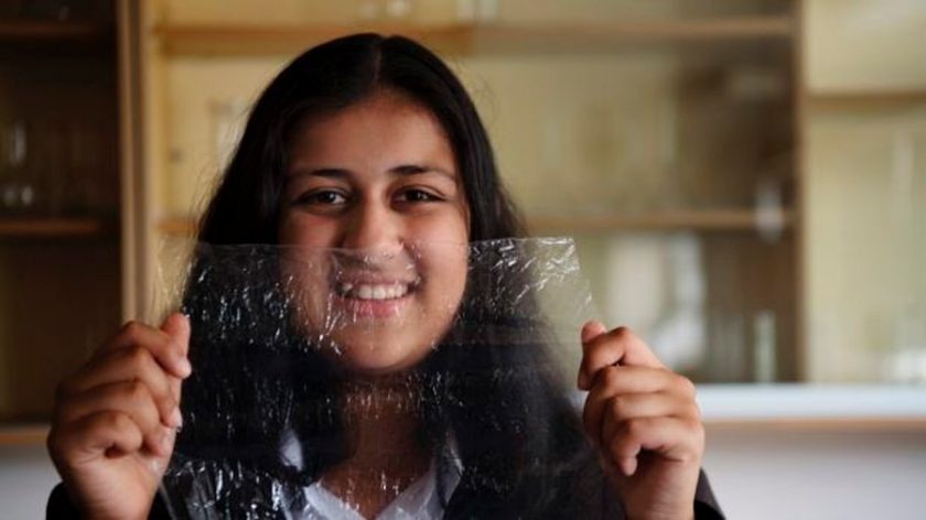Uma menina de 16 anos criou um novo plástico biodegradável feito com camarão