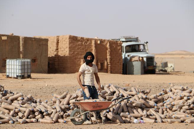 Engenheiro está construindo casas no Saara com garrafas plásticas