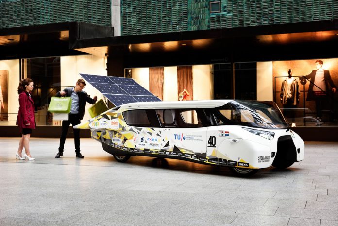 Conheça Stella, carro movido à energia solar que produz mais energia do que consome