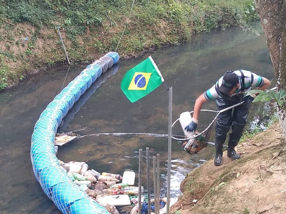 Brasileiro criou sozinho uma ecobarreira para despoluir rio que passa ao lado da sua casa