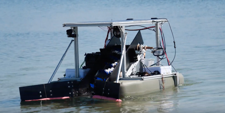 Estudantes de engenharia testam robô semi-autônomo de limpeza oceânica
