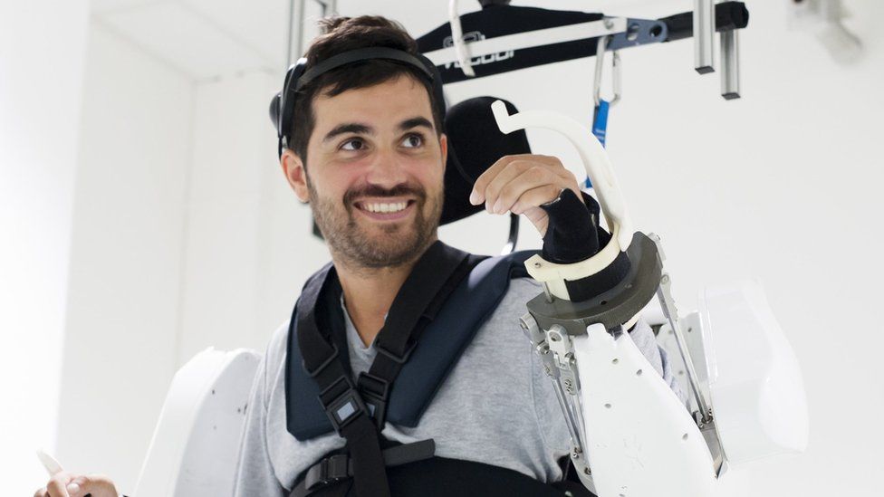 Tetraplégico move braços e pernas após 4 anos com equipamento controlado pela mente