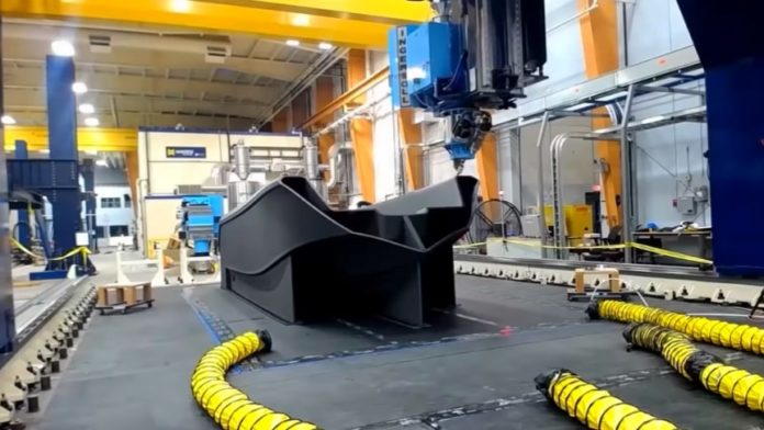 Maior impressora 3D do mundo imprime o maior barco impresso em 3D do mundo