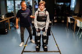 Pai cientista constrói exoesqueleto para filho com paralisia andar